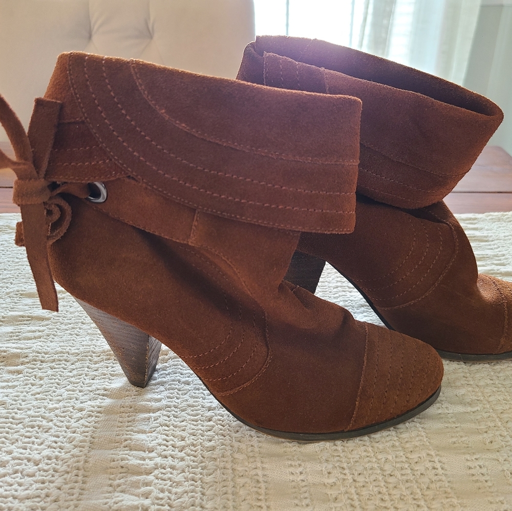 Women's 7 Rugged Leather/Suede Ankle Boot👢